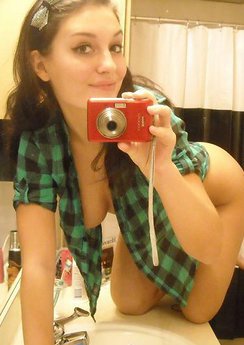 Camwhoring sexy hot amateur babe gets naked