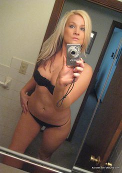 Flirty blonde camwhores in her underwear