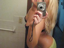 Flirty blonde camwhores in her underwear